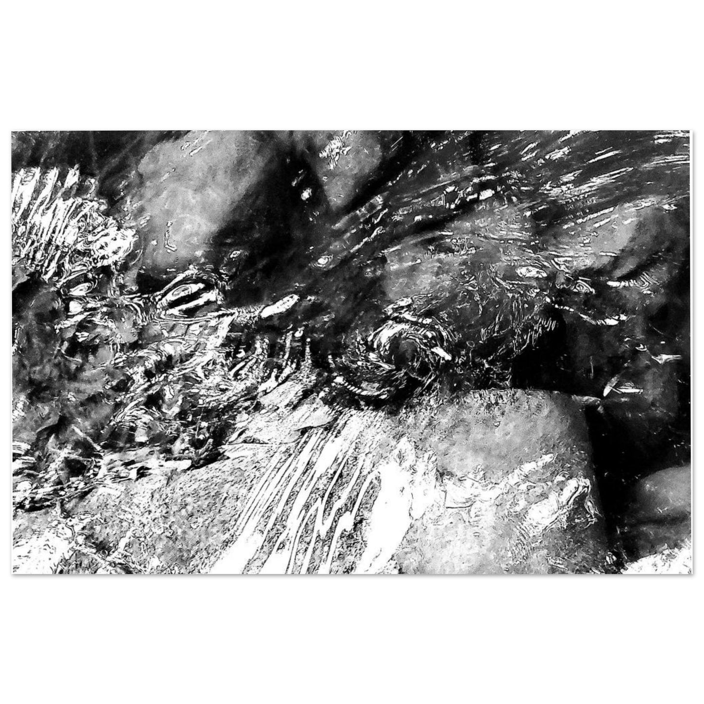 Espiral captada de agua en movimiento sobre rocas de un río, editada en blanco y negro