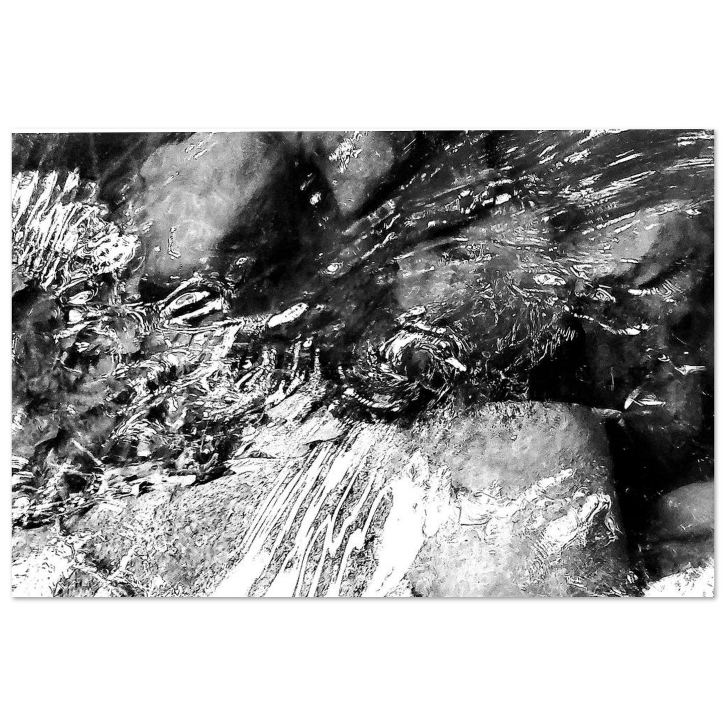 Espiral captada de agua en movimiento sobre rocas de un río, editada en blanco y negro