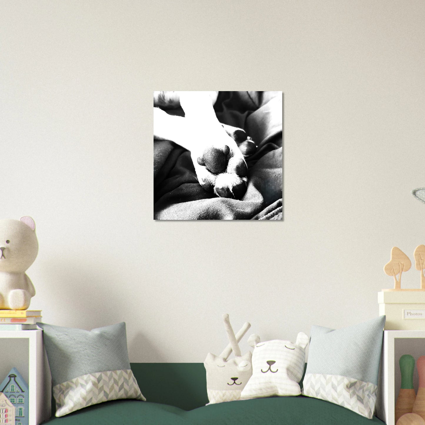 Póster artístico en blanco y negro con huella de perro, impresión giclée en papel mate FSC, disponible en varios tamaños.