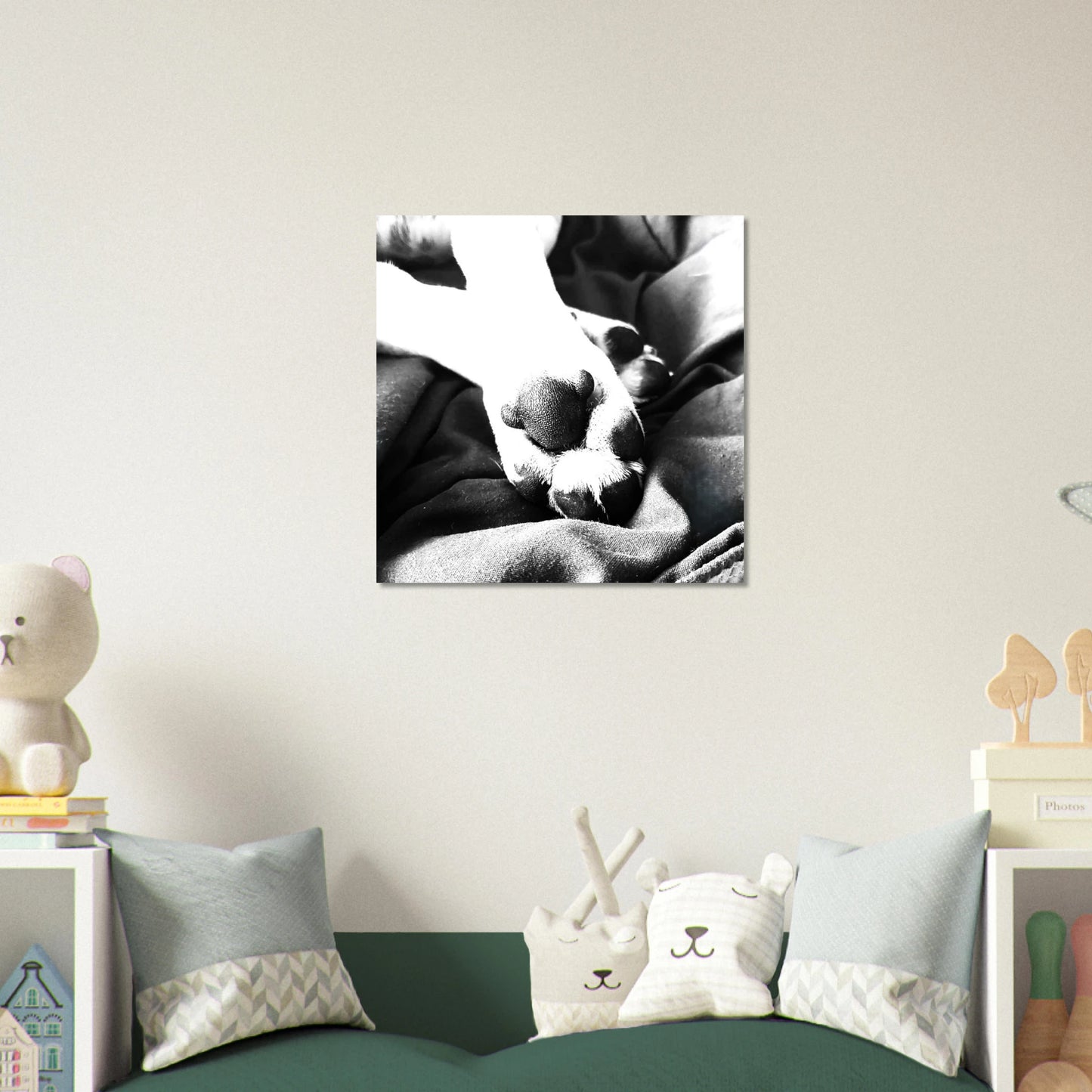 Póster artístico en blanco y negro con huella de perro, impresión giclée en papel mate FSC, disponible en varios tamaños.