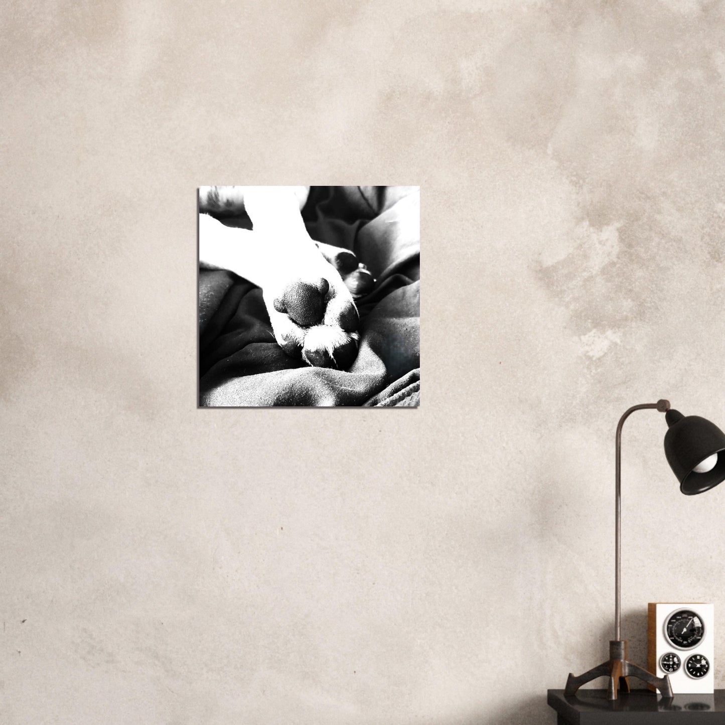 Póster artístico en blanco y negro con huella de perro, impresión giclée en papel mate FSC, disponible en varios tamaños.