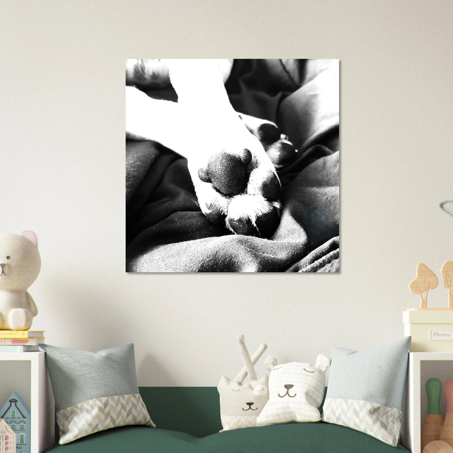 Póster artístico en blanco y negro con huella de perro, impresión giclée en papel mate FSC, disponible en varios tamaños.