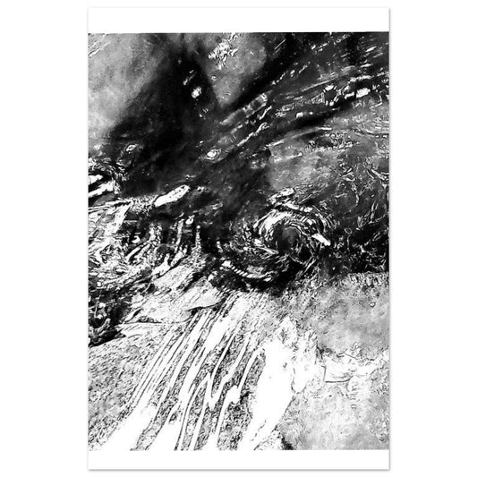 Espiral captada de agua en movimiento sobre rocas de un río, editada en blanco y negro