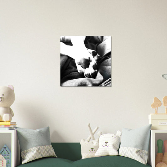 Póster artístico en blanco y negro con huella de perro, impresión giclée en papel mate FSC, disponible en varios tamaños.
