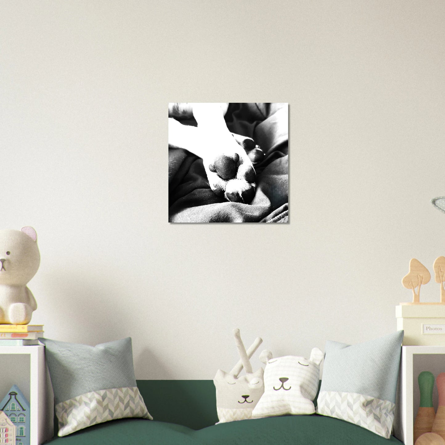 Póster artístico en blanco y negro con huella de perro, impresión giclée en papel mate FSC, disponible en varios tamaños.