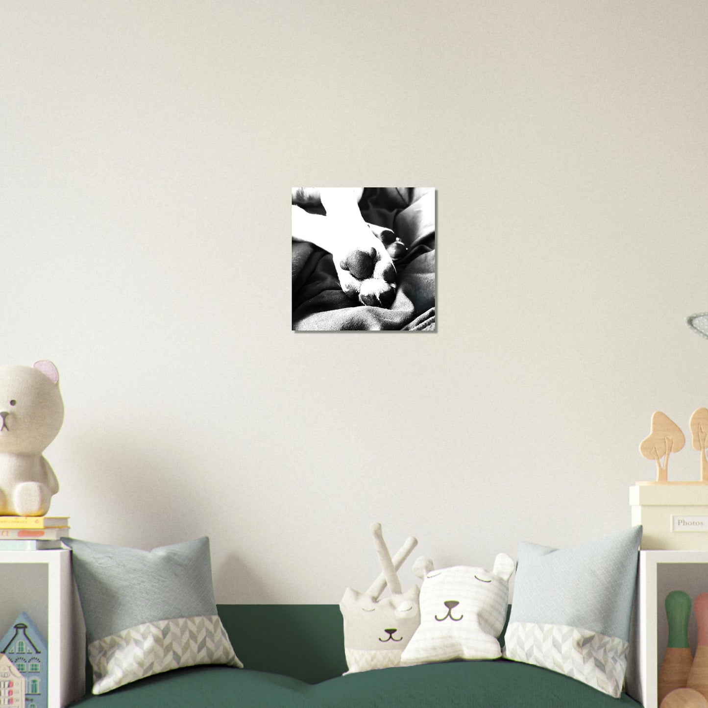 Póster artístico en blanco y negro con huella de perro, impresión giclée en papel mate FSC, disponible en varios tamaños.