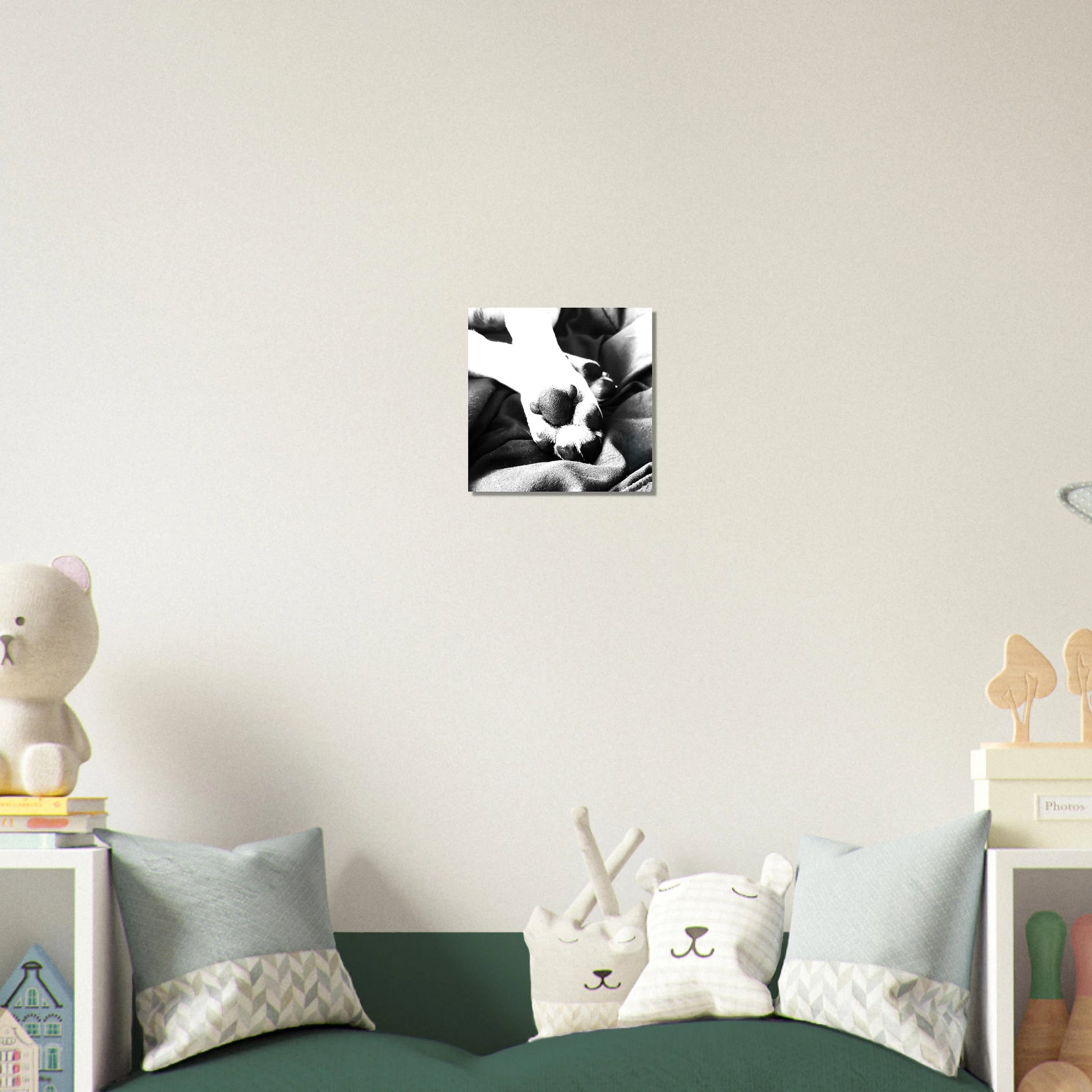 Póster artístico en blanco y negro con huella de perro, impresión giclée en papel mate FSC, disponible en varios tamaños.